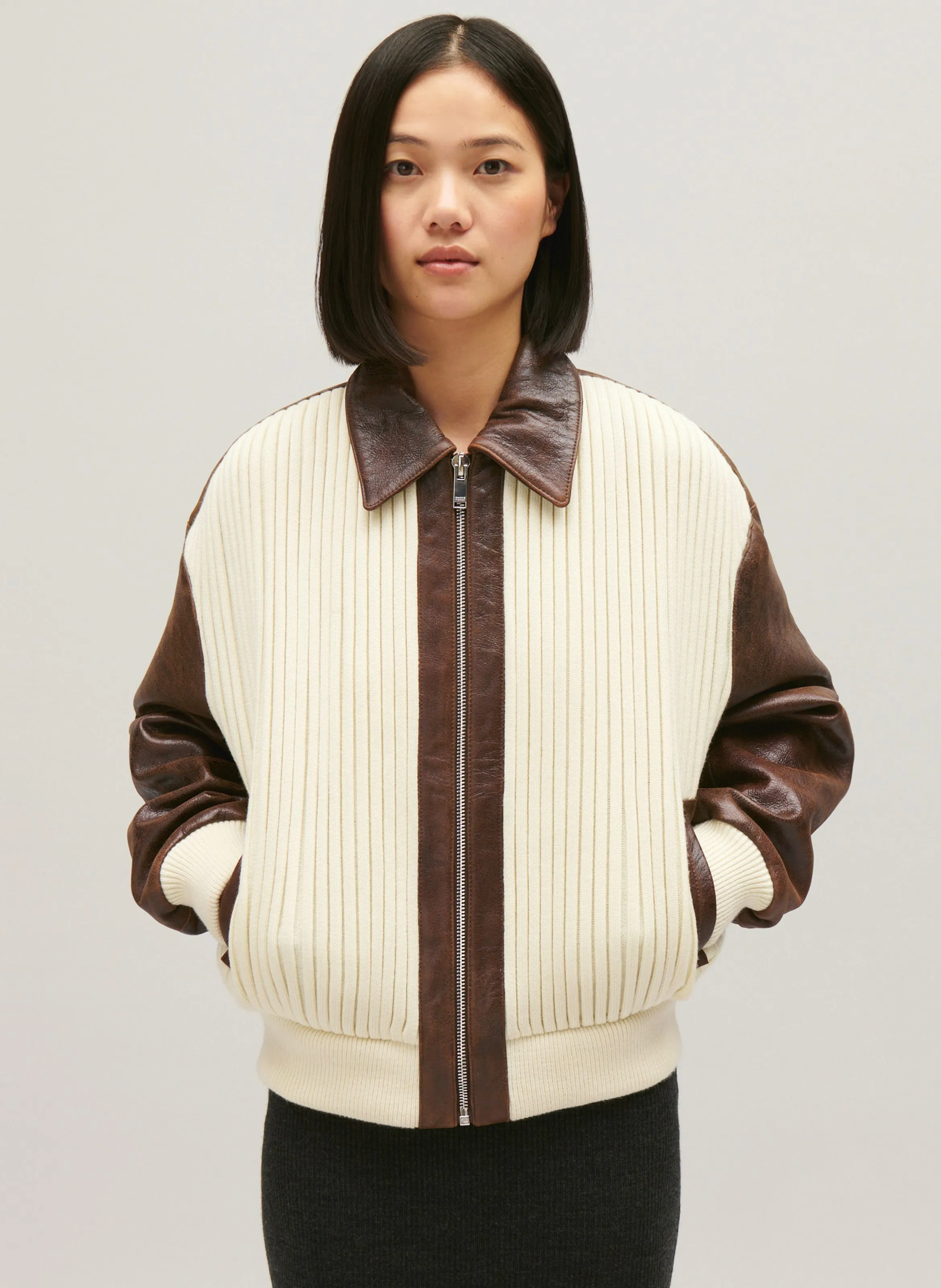 BLOUSON COURT COL CLASSIQUE EN CUIR D'AGNEAU - CLAUDIE PIERLOT pour FEMME | Printemps
