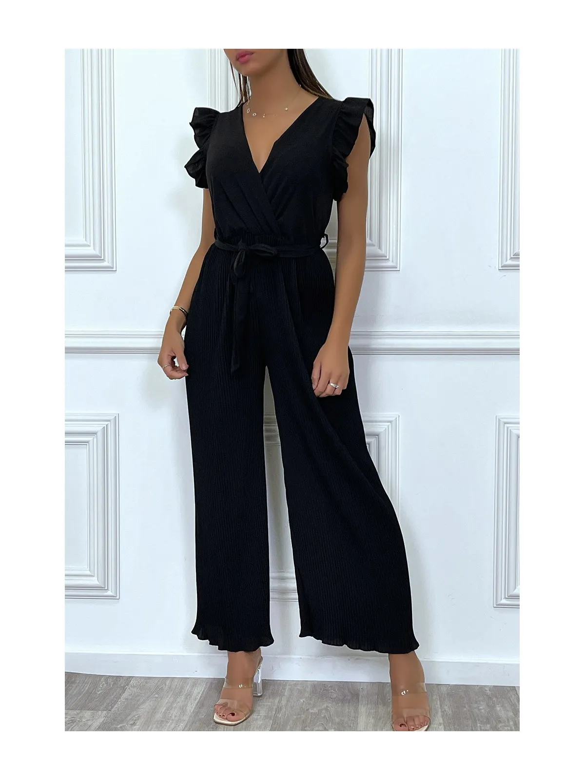 CoBZinaison sans manches noire, pantalon plissé et ceinturé