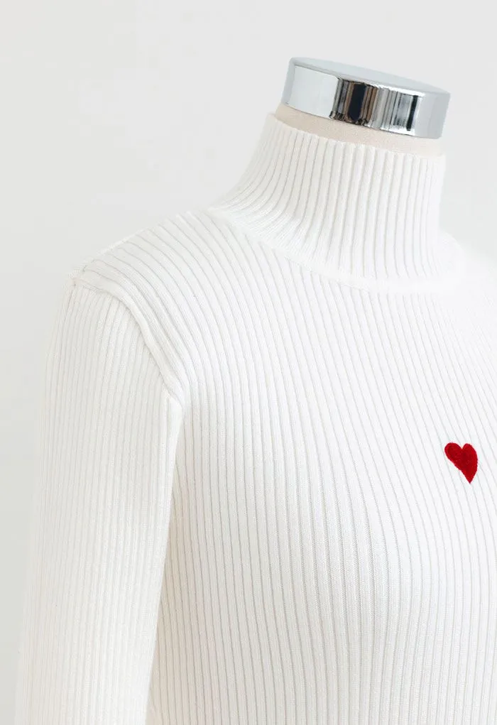 Haut en tricot ajusté à col montant Petit coeur en blanc