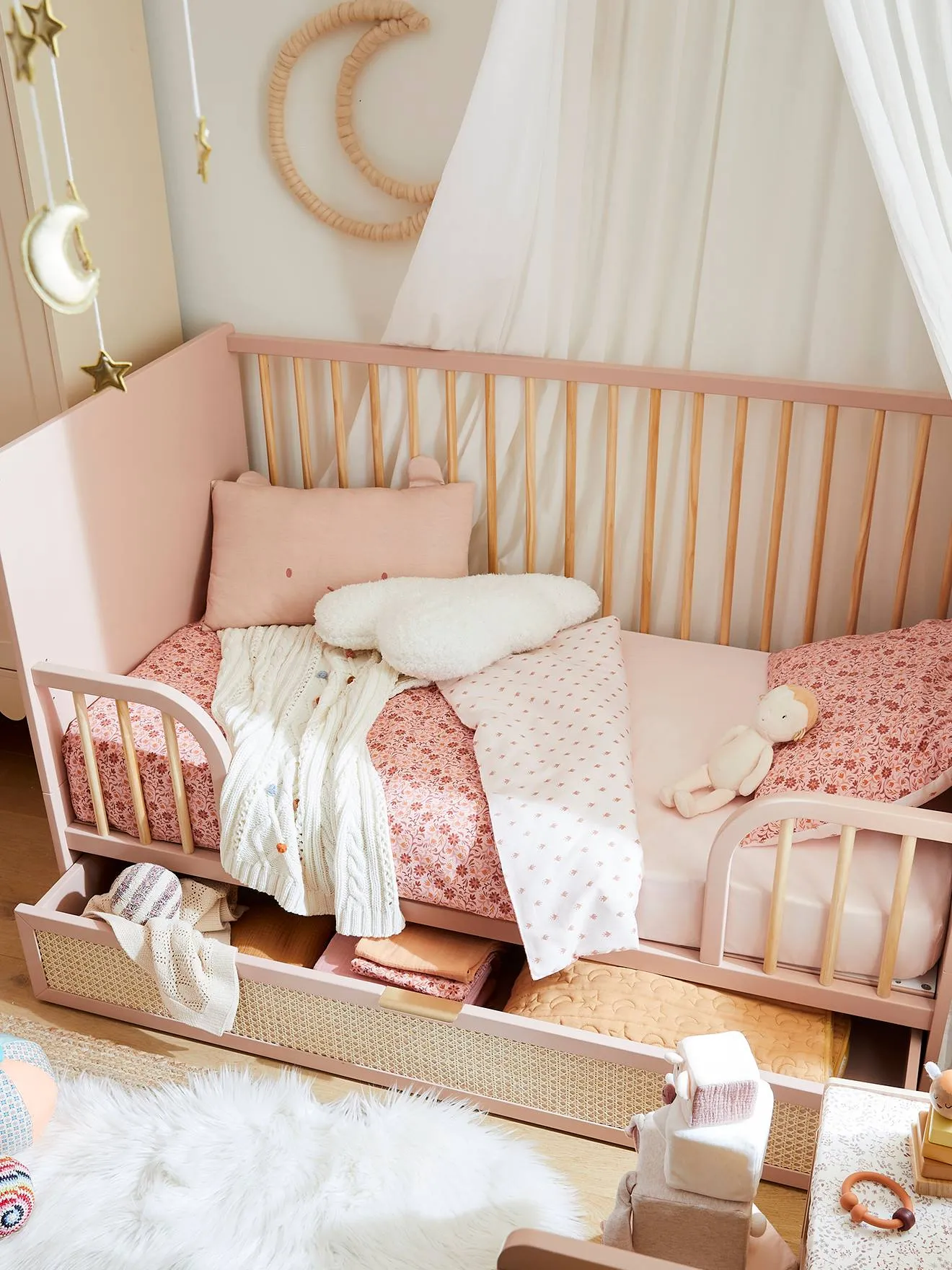 Lit bébé évolutif cannage avec tiroir de rangement LIGNE POESIE rose nude - Vertbaudet