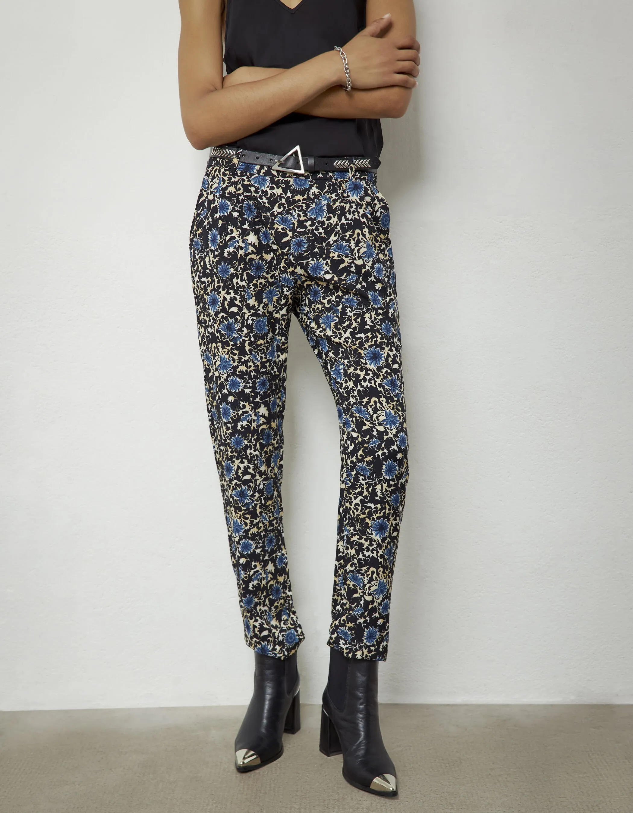 Pantalon droit en crêpe imprimé fleurs bleues femme