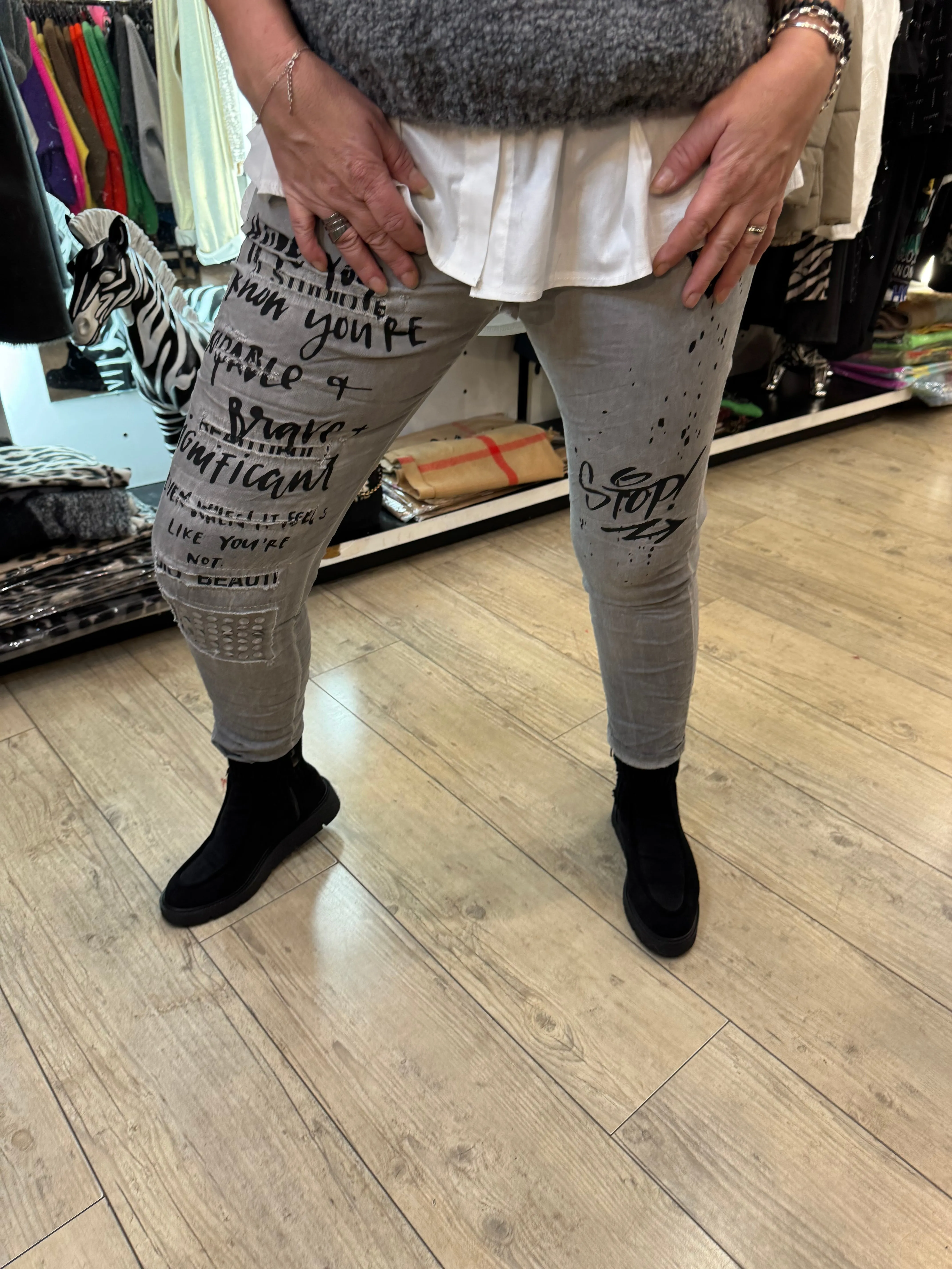 Pantalon graffiti gris