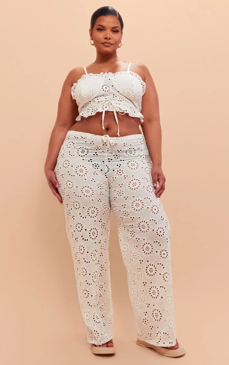 Plus Crop top blanc à bretelles et détails fleurs