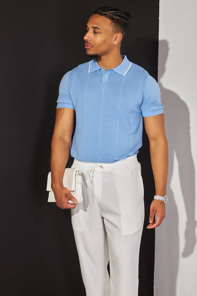 Polo bleu plissé avec détail blanc