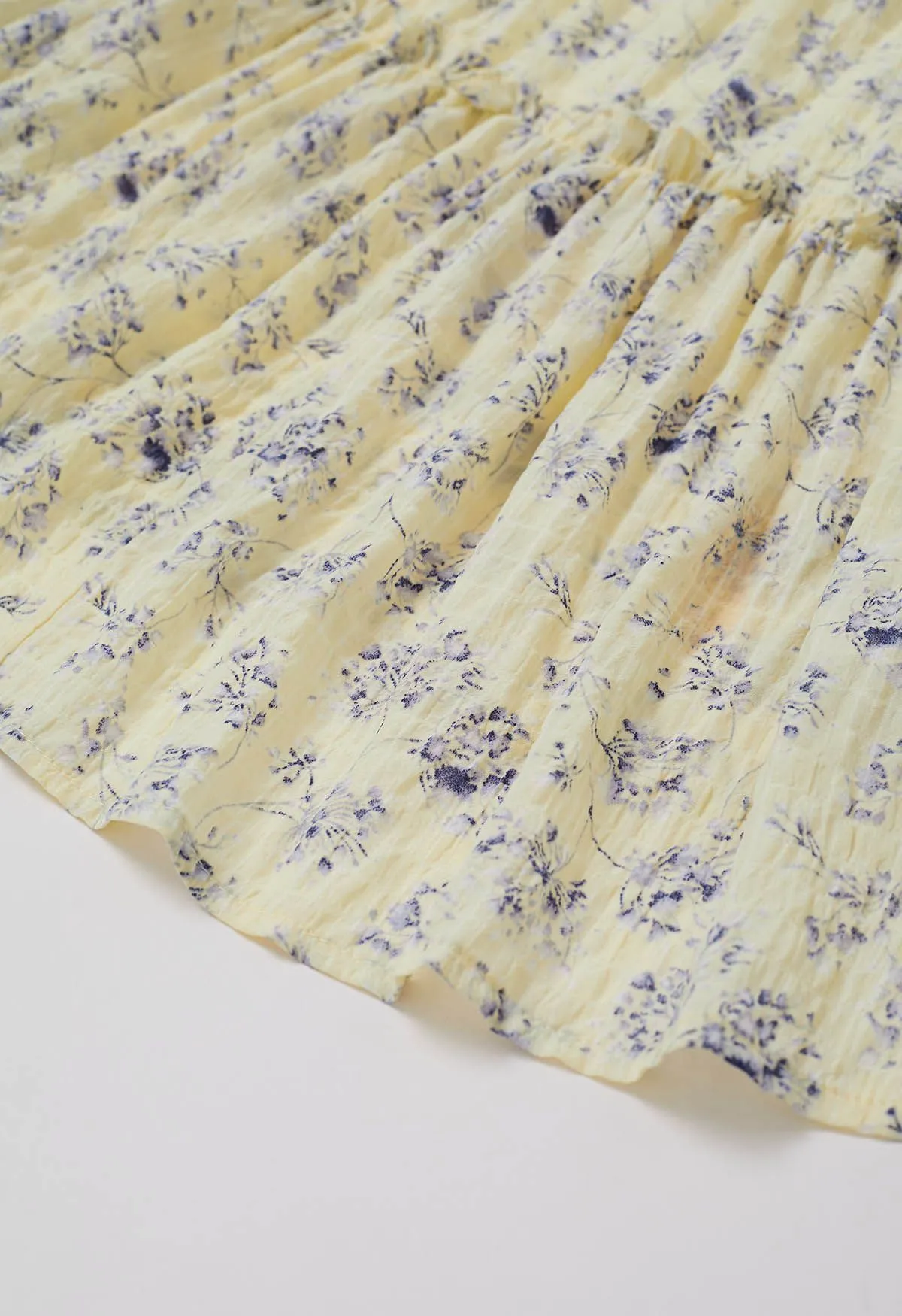 Robe mi-longue caraco fleurie boutonnée sur le devant, bordure à volants, jaune clair